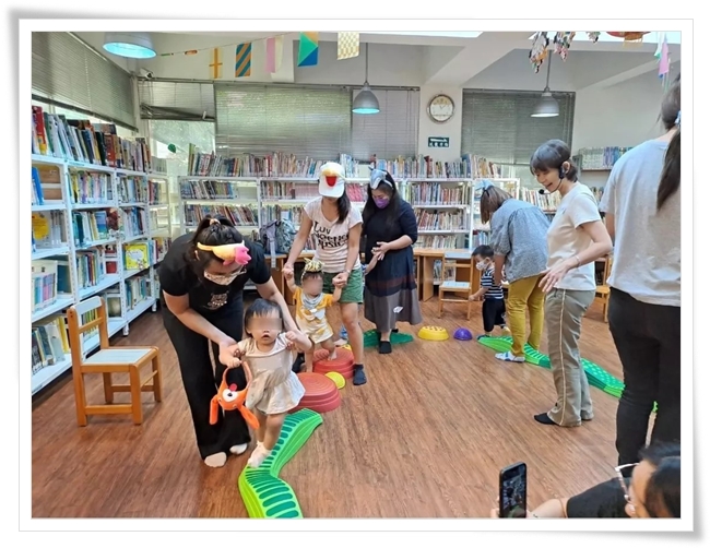 行動療育親子團體，親子一同遊戲