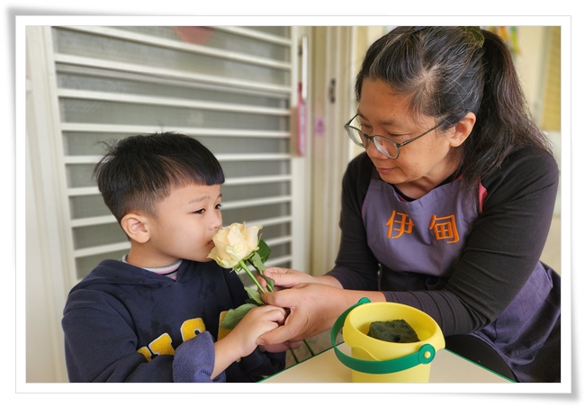 老師引導幼童感受玫瑰香氣