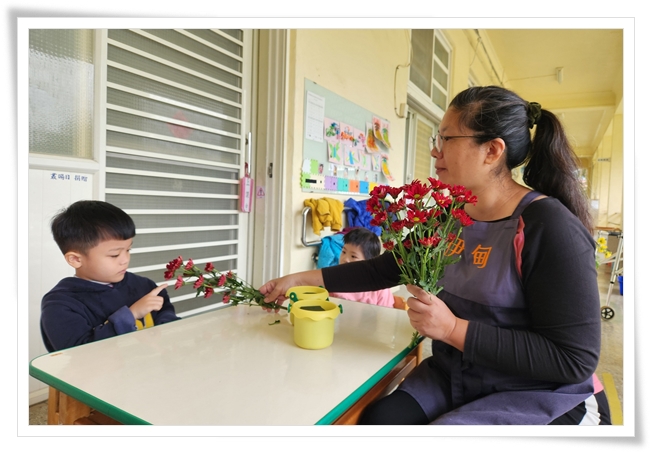 讓幼童實際觸摸觀察花