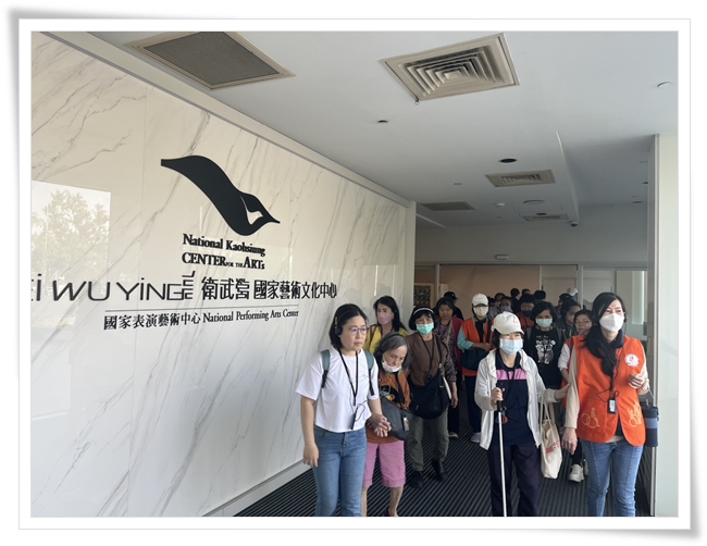 視障朋友聽著導覽老師詳細的介紹，認識衛武營的建築歷史
