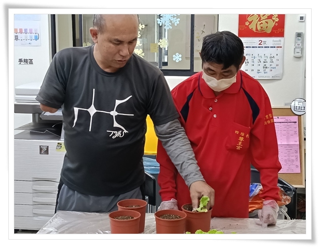 伊甸屏東日暄會所會員阿強(右)在學習園藝裡找到專注與平靜