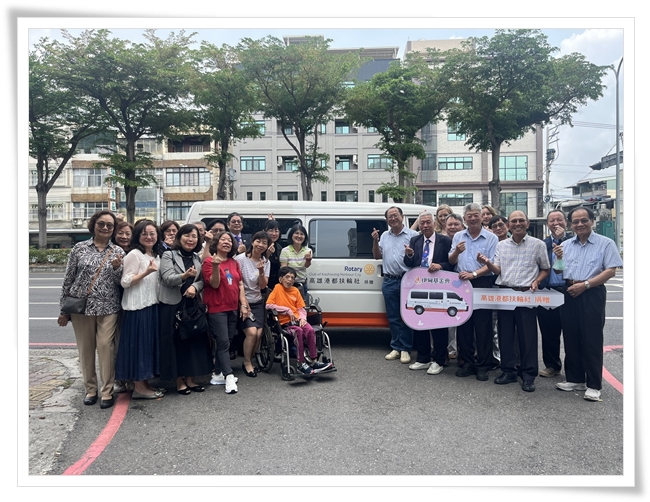 服務使用者津姊及其家庭代表伊甸感謝高雄港都扶輪社捐助車輛