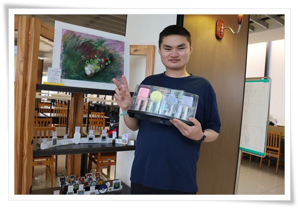 在伊甸老師的引導下，自閉症的阿辰運用多元媒材，完成了大幅的藝術創作《草原上的明亮燈塔》。
