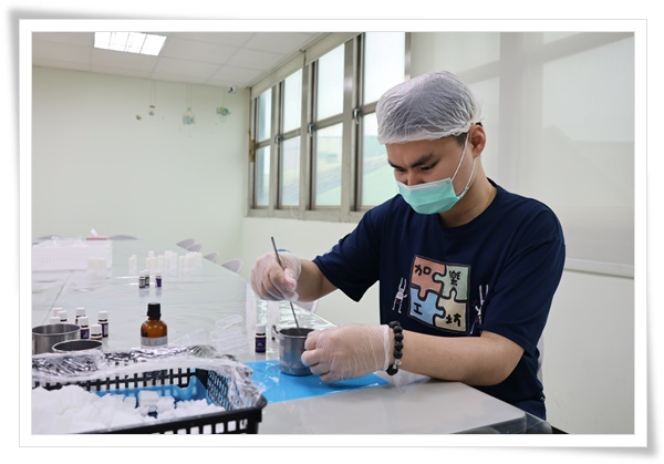 自閉症的阿辰，在伊甸教保老師的陪伴下，一步步的學會製作手工肥皂的技巧。