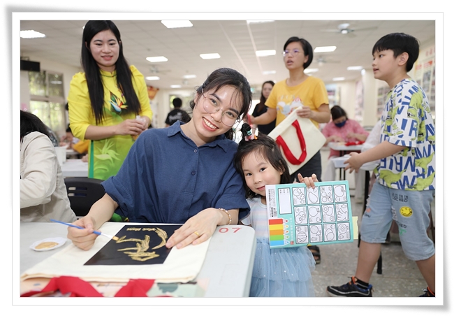 來自越南的阮玉玄，開心與女兒一起參與活動