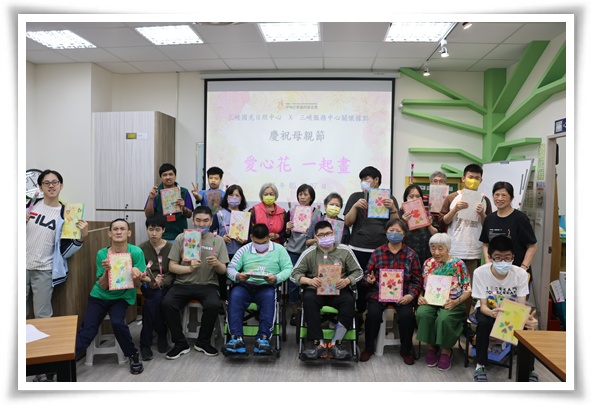 今(7)日伊甸國光日照中心與三峽長者據點，辦理母親節卡片DIY體驗活動