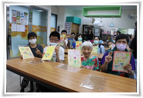 伊甸三峽國光日照中心學員與長輩們一起展示成品