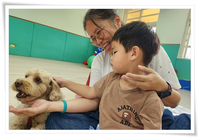 幼童可以正確碰觸身體部位,如下巴頭部等