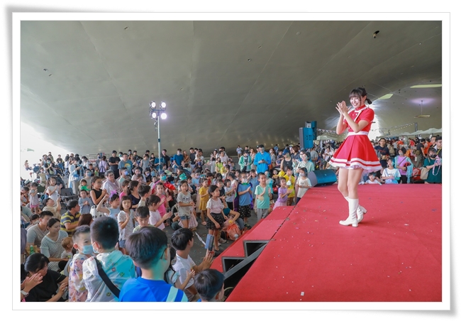 YOYO家族明星番茄姐姐和台下小朋友一起唱跳