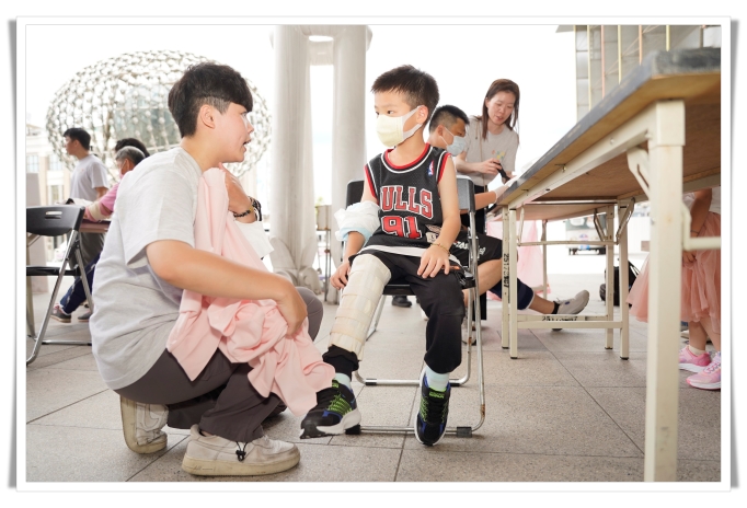 透過手腳新生活體驗，讓小朋友也能感受身體不便的生活。