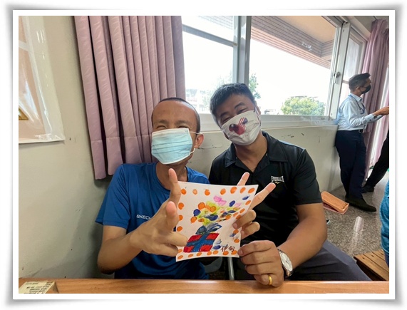 萬通志工陪伴香柏樹學員共同完成一幅幅智青們心中的「愛與希望」
