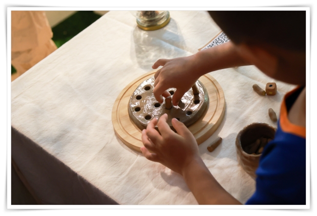 互動式桌遊作品吸引許多孩子體驗