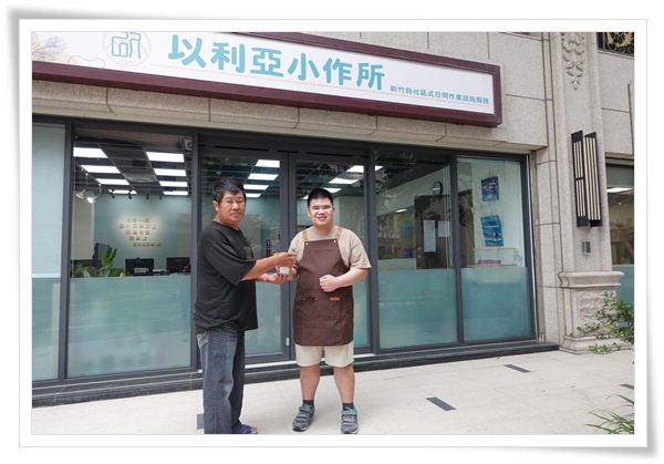 小育的爸爸(左)來到伊利亞小作所探班，第一次喝到孩子為自己手沖的咖啡。