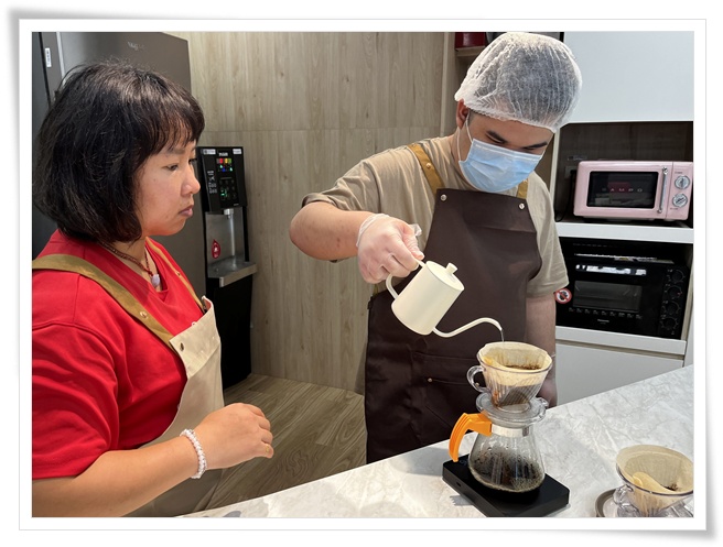 小育(右)在伊甸教保員莊嫚婷(左)的指導與陪伴下，逐漸熟悉手沖咖啡的技巧。