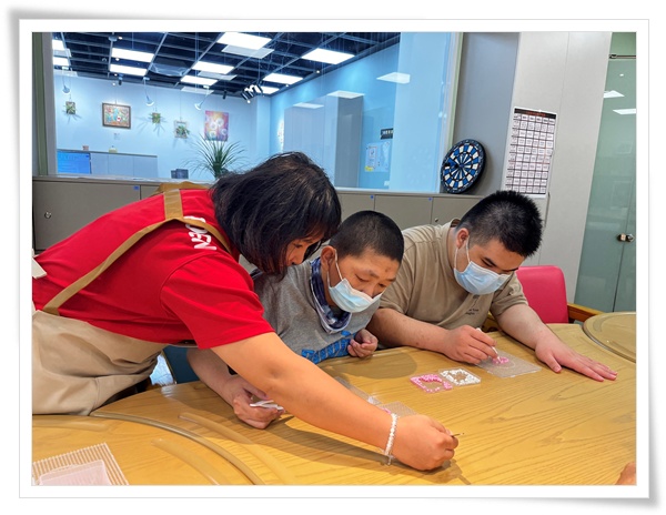 小育(右)透過拼豆課程練習手部的精細動作。