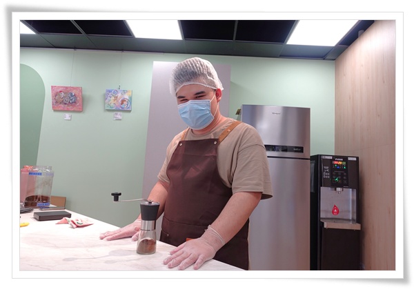 患有自閉，畢業後在家兩年的小育，來到竹縣府X伊甸合作設立的以利亞小作所後，正朝著咖啡師的夢想邁進!