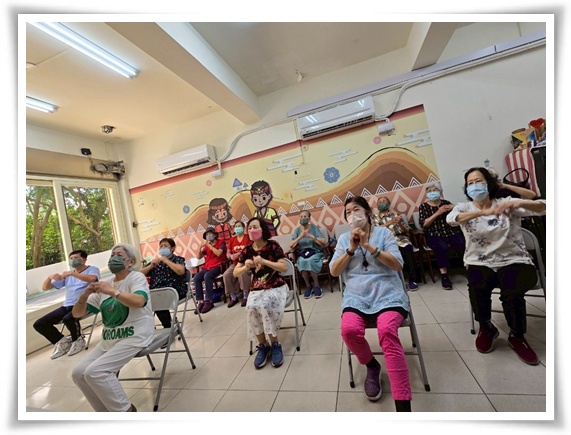 羅浮文健站長者們,因為新的空調設備可以舒適的在空間讓身體動起來