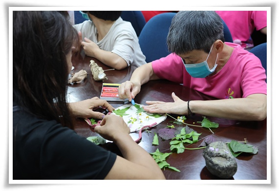 宜蘭教養院住民們發揮創意，親手為雞選手製作比賽服