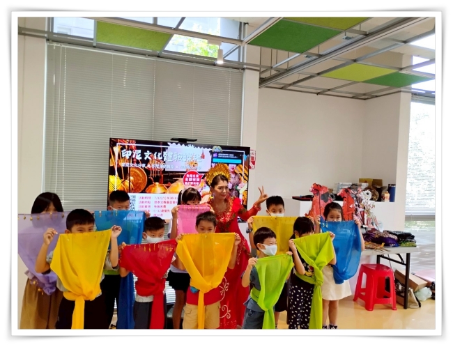 鄭麗娜老師帶與小朋友一起跳舞