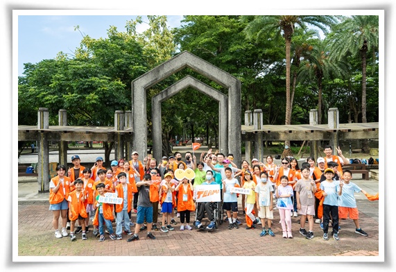 伊甸彭福小作所與志工活動中心跨專業合作,共同辦理兒童體驗營,讓服務對象與孩子互動中學習。