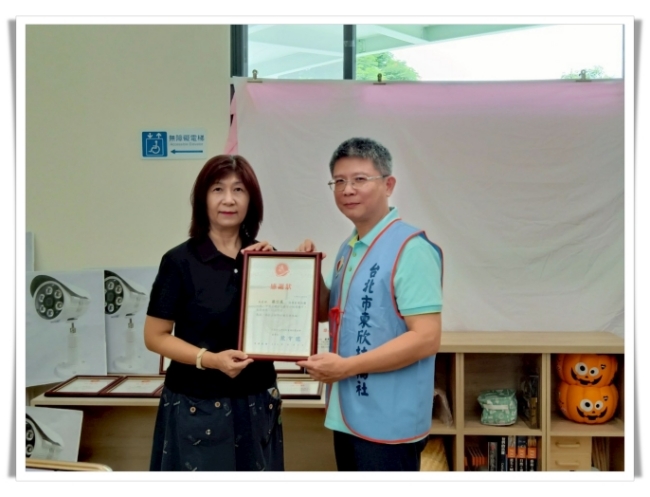伊甸基隆區長李蓮致贈感謝狀予台北市東欣扶輪社蔡宗展社長