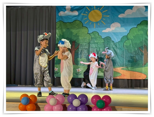 「我是大野狼!」慢飛天使翔翔(左一)氣勢登場,用笑容和自信征服全場觀眾