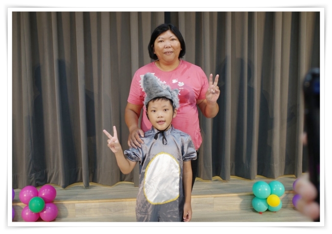 慢飛天使翔翔變身可愛大野狼,與媽媽一同留下幸福合照