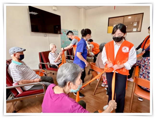 志工夥伴與長輩進行體適能活動