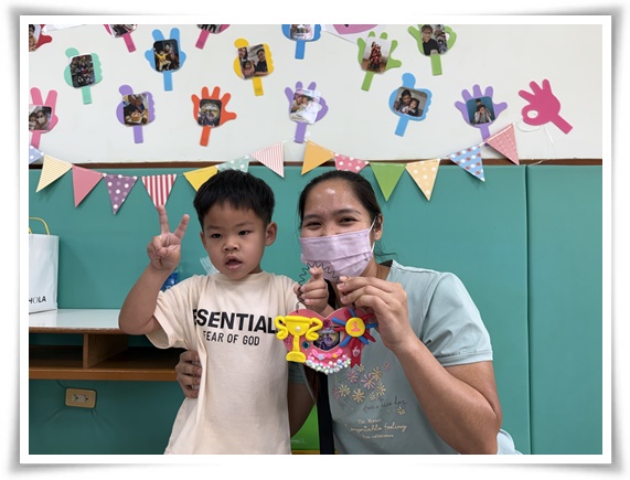 媽媽帶著孩子，一起完成父親節禮物