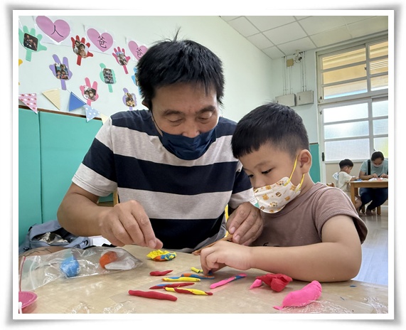 孩子們發揮創意，將黏土混成不同的顏色