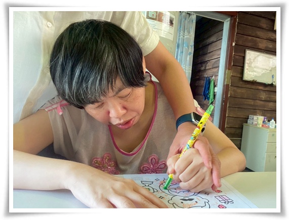 父親節這天，宜蘭教養院社工陪淑如完成卡片，傳遞思念也祝爸爸父親節快樂