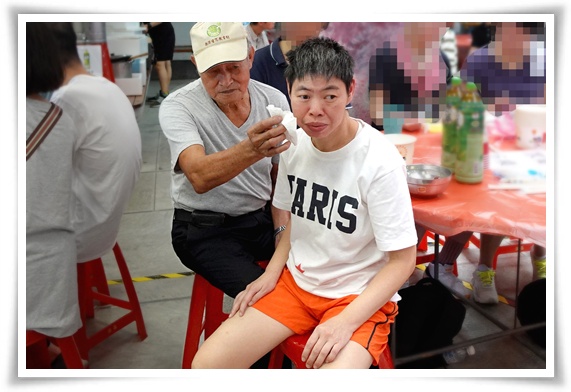 淑如八十歲的養父總是都不辭辛苦地從南澳住家往返宜蘭教養院出席陪伴