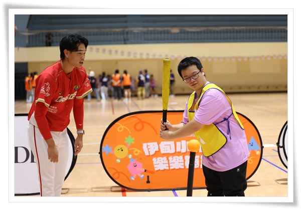 伊甸辦理樂樂棒球賽，味全龍龍將曹祐齊指導學員揮擊技巧