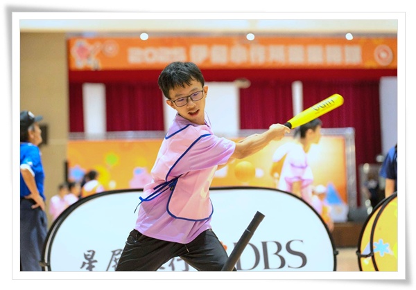 台中地主隊，來自樂愛小作所的安安，在球場上展現練習多時的成果