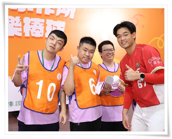 味全龍球星 曹祐齊賽前送上簽名帽，為身障球員加油