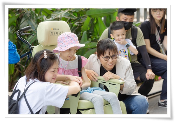 觀賞紀錄影片時，小綺在定向老師宋譿芯(左三)溫柔口述影像中露出笑容，家人也笑中帶淚、感動不已。