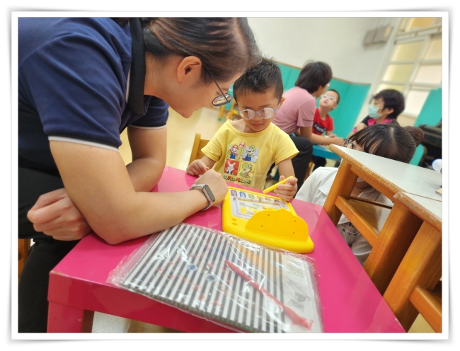 義診後,透過復能計畫,協助孩子眼位調整訓練