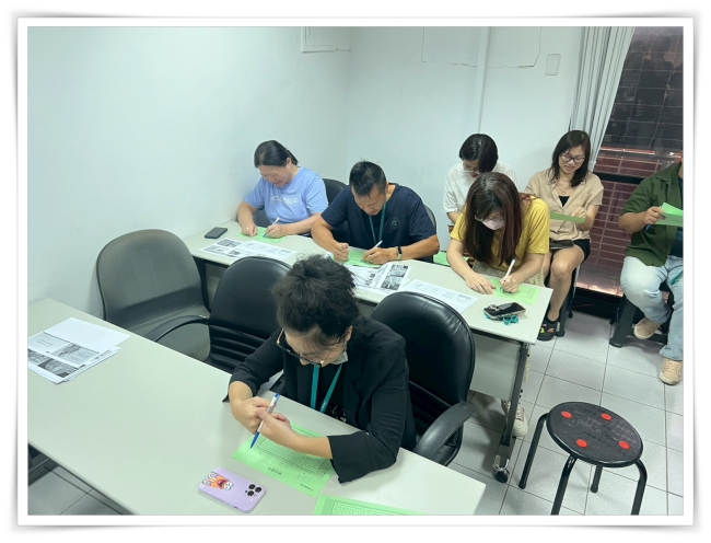 以非慣用手及握拳方式體驗寫字與畫迷宮