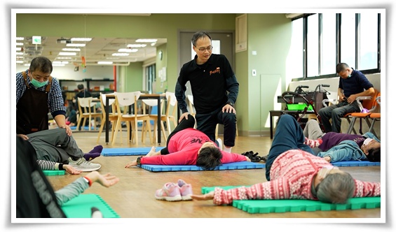 除了一對一的復能支持，中心也會安排團體課程，一起復能運動