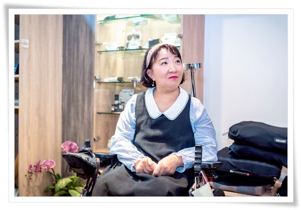 今年68歲的惠芬阿姨，有了輪椅代步後，開心的重啟第二人生。