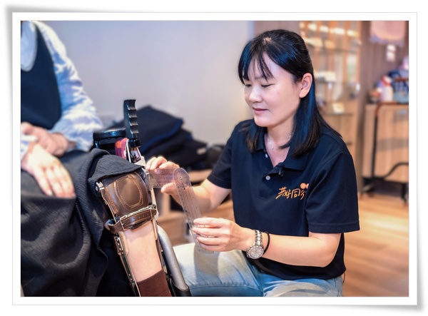 物理治療師鍾宜芳，利用量角器測量服務使用者的關節活動範圍。