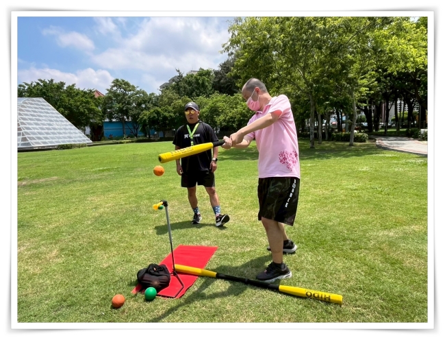 阿慶(右)多次精準揮棒成功