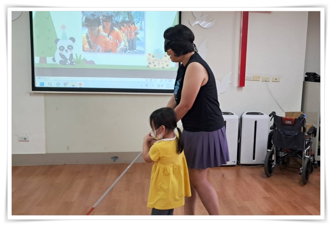 孩子帶領矇眼的家長行走，瞭解如何幫助視障者