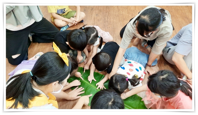 用手觸摸香蕉葉，認識在地特產