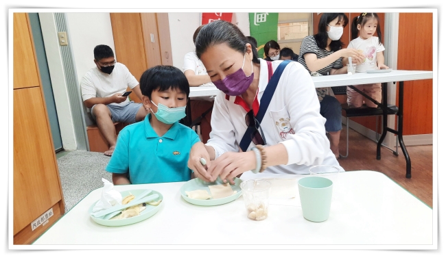 親子一起製作香蕉派，增進情感