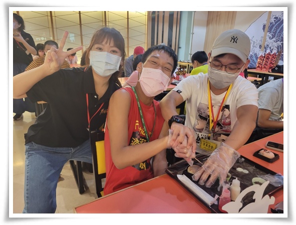 中心\每年辦理親子旅遊，增進個案家庭凝聚力，舒緩照顧者壓力，也讓家屬們藉機交流