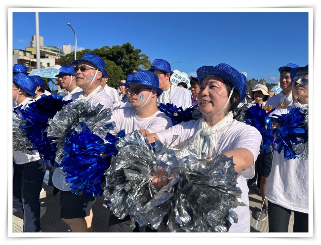 淡水中正小作所模擬咖啡店長小安，與爸爸媽媽一起自信踩街