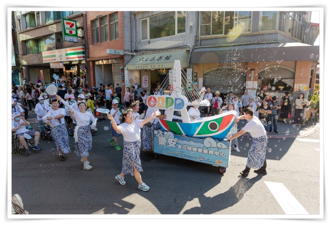伊甸樂安身障服務中心精心打造CRPD花車，非常吸睛