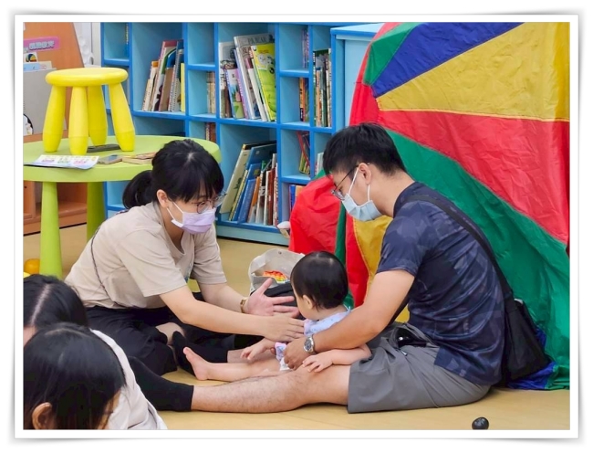 透過寶寶按摩，與孩子的親密互動有助於建立安全感