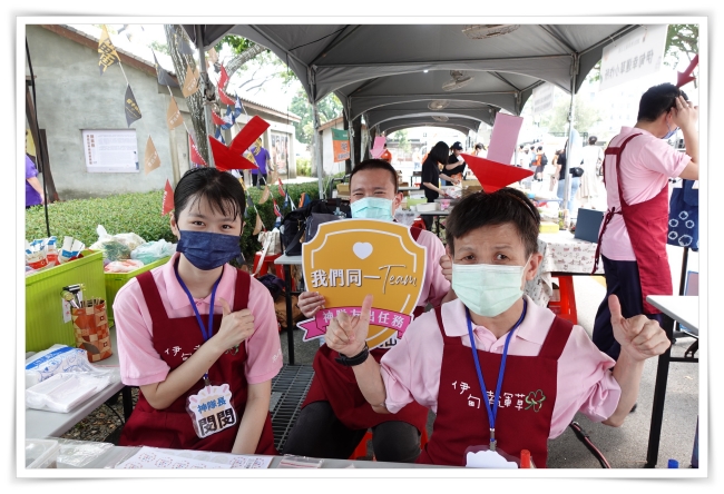 伊甸幸運草小作所學員合力出任務，帶領大小朋友一起完成艾草條手作